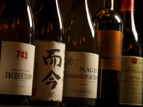 厳選したワインや日本酒を、コースに合わせて丁寧にセレクト。